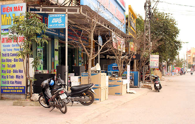 Nhiều cửa hàng kinh doanh chiếm dụng toàn bộ vỉa hè trên tuyến đường Tố Hữu.