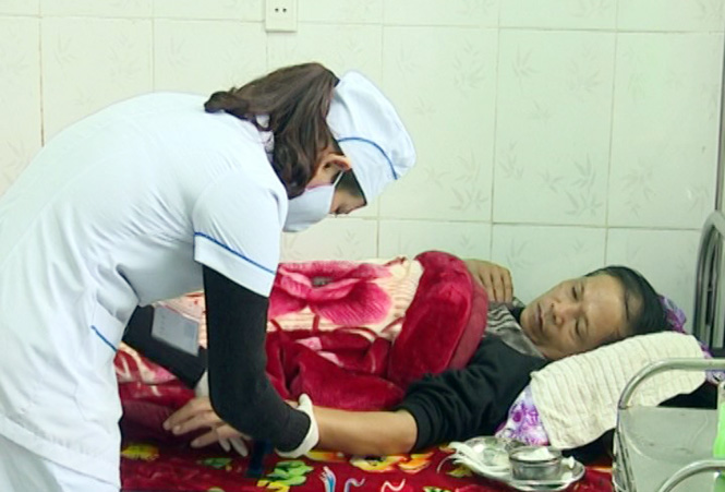 Cán bộ y tế Phòng khám đa khoa khu vực Thanh Lạng luôn chăm sóc tận tình người bệnh.