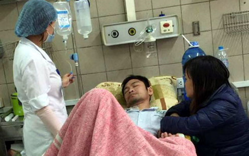  Một trong 7 bệnh nhân ngộ độc rượu đang điều trị tại BV Bạch Mai