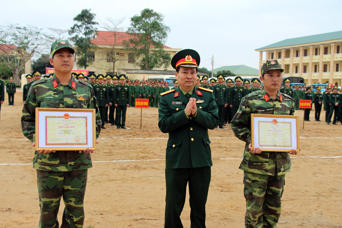 Đại tá Nguyễn Văn Man trao tặng danh hiệu Đơn vị huấn luyện giỏi cho Tiểu đoàn 42, Trung đoàn 996 và Đại đội Thiết giáp, Phòng Tham mưu Bộ CHQS tỉnh.