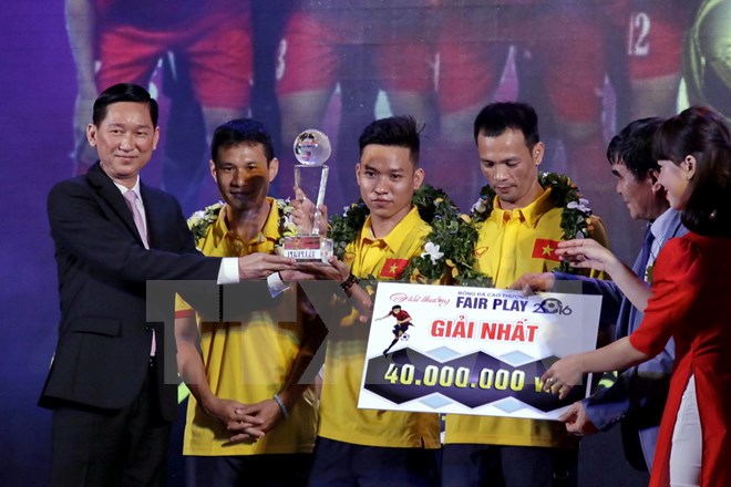 Ban tổ chức trao giải nhất cho đại diện tập thể Đội Futsal Việt Nam tại lễ trao giải Fair Play 2016. (Ảnh: Thế Anh/TTXVN)