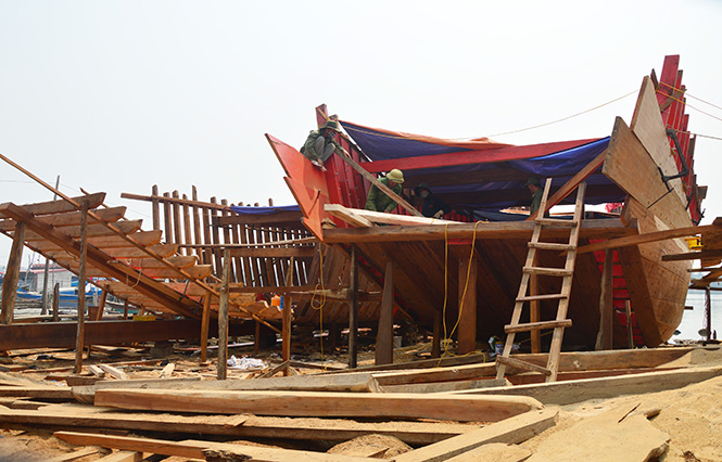 Thôn Văn Phú (xã Quảng Văn, TX. Ba Đồn) đóng mới tàu thuyền để vươn khơi.