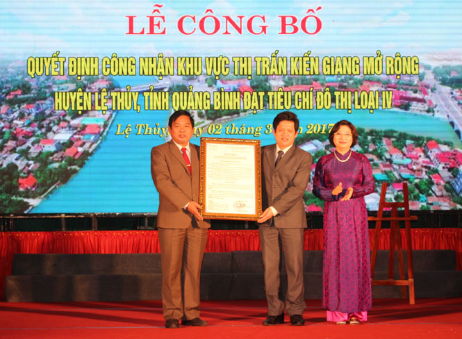 Đồng chí Phan Thị Mỹ Linh, Thứ trưởng Bộ Xây dựng trao Quyết định Công nhận khu vực thị trấn Kiến Giang mở rộng đạt tiêu chí đô thị loại IV cho lãnh đạo huyện Lệ Thủy.