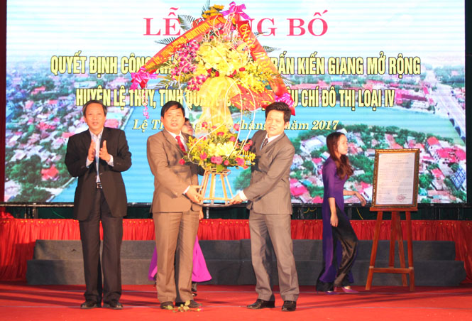 Đồng chí Hoàng Đăng Quang, Ủy viên Trung ương Đảng, Bí thư Tỉnh ủy, Chủ tịch HĐND tỉnh tặng lẵng hoa chúc mừng Đảng bộ, chính quyền và nhân dân huyện Lệ Thủy.