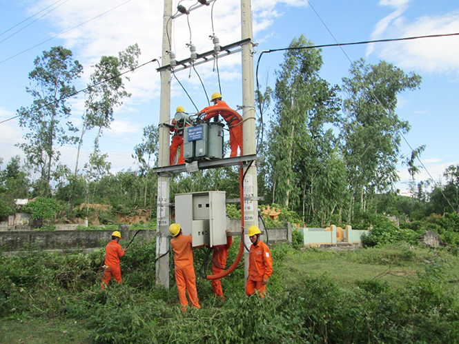 Công nhân Công ty Điện lực Quảng Bình duy tu, bảo dưỡng hệ thống lưới điện.
