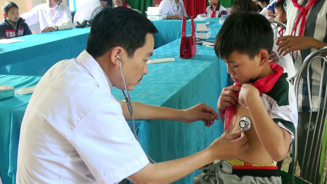  Bác sĩ khám bệnh cho học sinh Trường tiểu học - THCS Hạnh Dịch, huyện Quế Phong (Nghệ An). Có 7 em tại địa phương này bị viêm cầu thận cấp - Ảnh: DOÃN HÒA