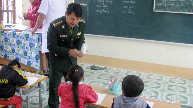 Quân y đồn biên phòng Hạch Dịch - BĐBP Nghệ An phát thuốc kháng sinh cho học sinh Trường tiểu học - THCS Hạnh Dịch - Ảnh: LÊ THẠCH