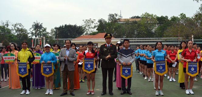 Lãnh đạo Công an tỉnh và Sở Văn hóa-Thể thao trao cờ lưu niệm cho các đội bóng nữ.
