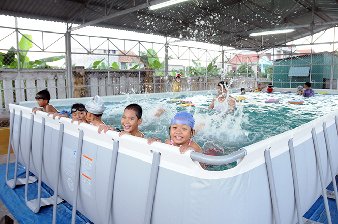 Swim For Life đã xây dựng 2 hồ bơi mini và dạy bơi miễn phí cho gần 2.000 trẻ em Quảng Bình.