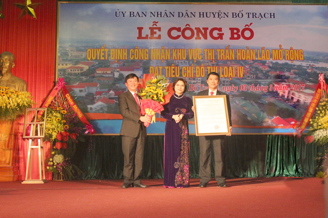 Thứ trưởng Bộ Xây dựng Phan Thị Mỹ Linh trao quyết định công nhận khu vực thị trấn Hoàn Lão mở rộng đạt tiêu chí đô thị loại IV cho lãnh đạo huyện Bố Trạch.