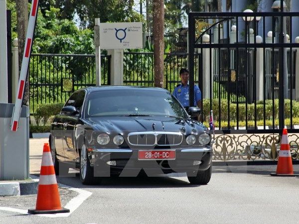 Xe chở Đại sứ Triều Tiên Kang Chol rời Bộ Ngoại giao Malaysia ở Kuala Lumpur ngày 20-2 vừa qua. (Ảnh: EPA/TTXVN)