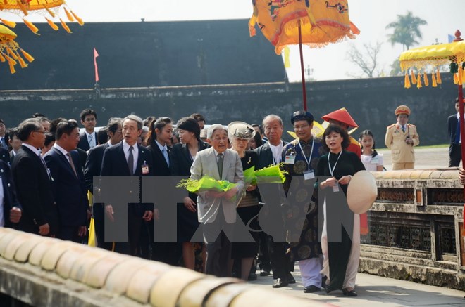 Nhà vua Nhật Bản Akihito và Hoàng hậu Michiko thăm Đại nội Huế. (Ảnh: Hồ Cầu/TTXVN)