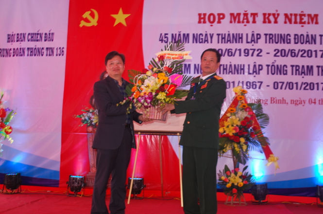 Đồng chí Nguyễn Tiến Hoàng, Tỉnh ủy viên, Phó Chủ tịch UBND tỉnh tặng hoa cho đại diện Ban liên lạc Hội bạn chiến đấu Trung đoàn 136.