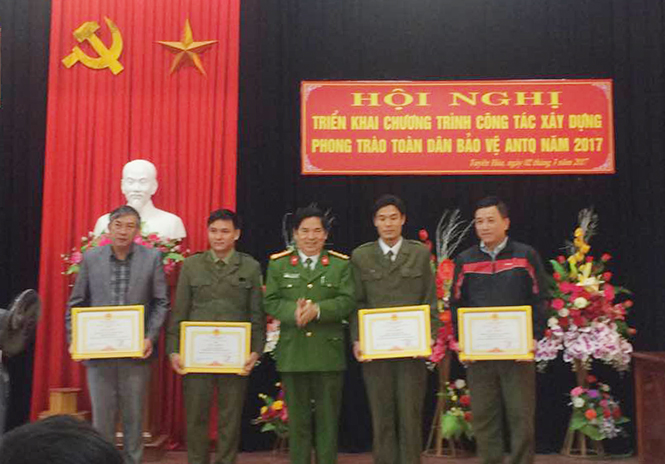 Các tập thể, cá nhân huyện Tuyên Hóa được Công an tỉnh khen thưởng trong phong trào toàn dân bảo vệ an ninh Tổ quốc năm 2016.