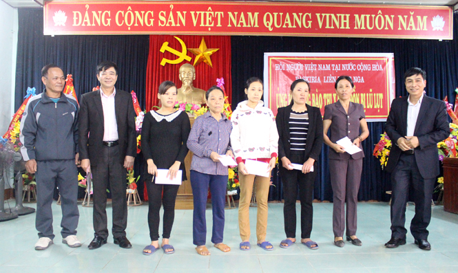 Đại diện Hội người Việt Nam tại nước cộng hòa Baskiria, Liên bang Nga trao tiền hỗ trợ cho người dân xã Quảng Hải.