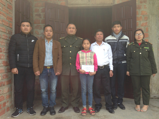 Chi đoàn Hạt Kiểm lâm VQG Phong Nha-Kẻ Bàng trao suất học bổng cho em Nguyễn Thị Hoài Thu.