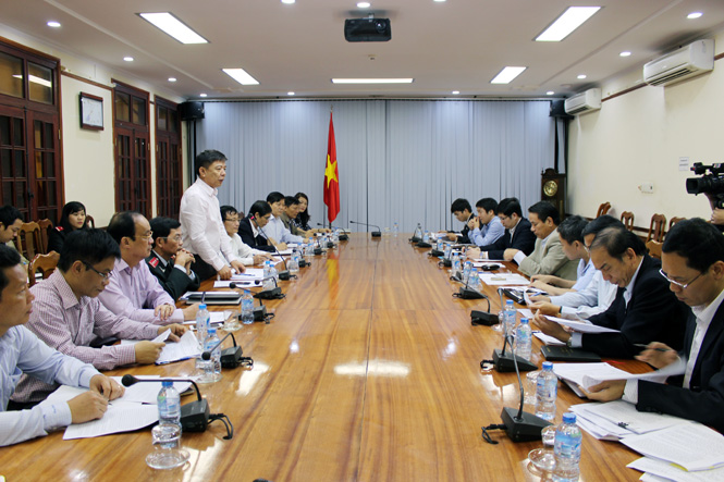 Đồng chí Nguyễn Hữu Hoài, Phó Bí thư Tỉnh ủy, Chủ tịch UBND tỉnh phát biểu tại cuộc làm việc.