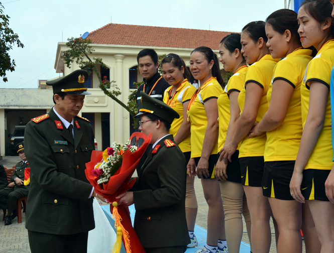 Lãnh đạo Công an tỉnh trao huy chương vàng cho đội bóng chuyện Phòng Hậu cần kỹ thuật.