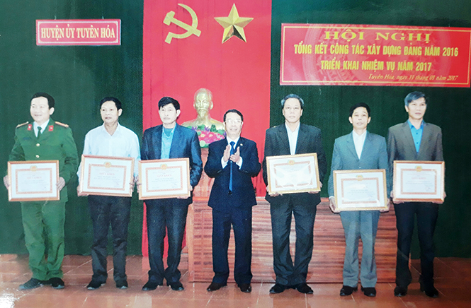 Lãnh đạo Huyện ủy Tuyên Hóa trao giấy khen cho các TCCS đảng đạt trong sạch vững mạnh tiêu biểu năm 2016.