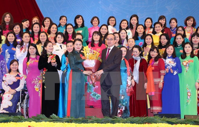 Ông Nguyễn Thiện Nhân, Ủy viên Bộ Chính trị, Chủ tịch Ủy ban Trung ương Mặt trận Tổ quốc Việt Nam tặng hoa chúc mừng Ban Chấp hành Trung ương Hội Liên hiệp Phụ nữ Việt Nam khóa XII, nhiệm kỳ 2017-2022. (Ảnh: TTXVN)