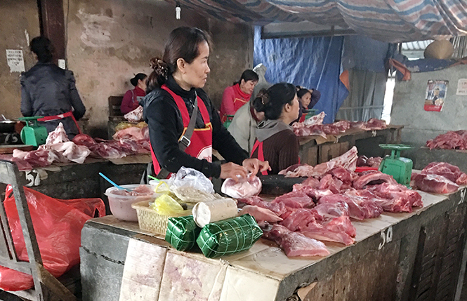  “Cung” vượt quá “cầu” là nguyên nhân chính khiến thị trường thịt lợn ảm đạm, lợn hơi rớt giá liên tục.
