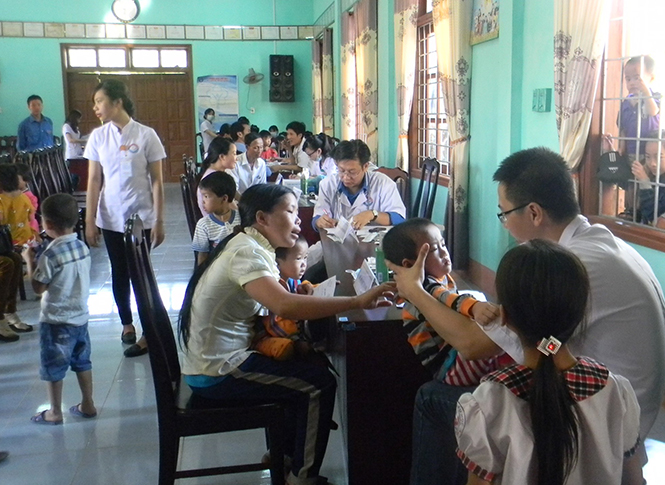 ĐVTN huyện Tuyên Hoá tham gia khám, chữa bệnh cho người dân xã Kim Hoá.