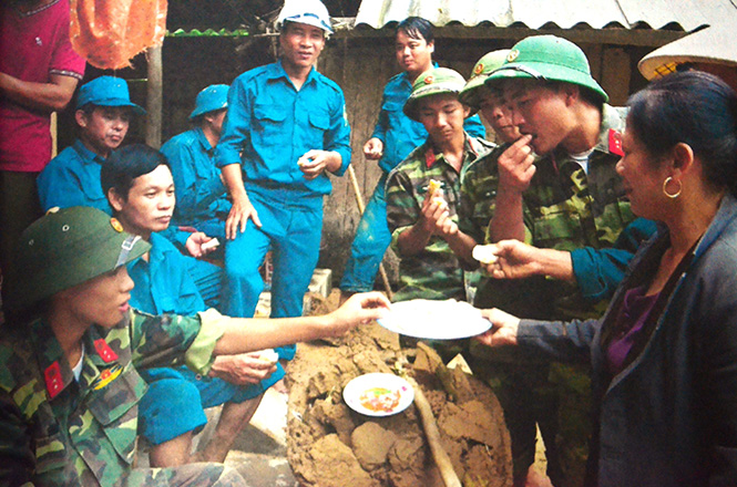 Tình cảm gắn kết giữa LLVT huyện Tuyên Hóa với nhân dân sau lũ lụt năm 2016.