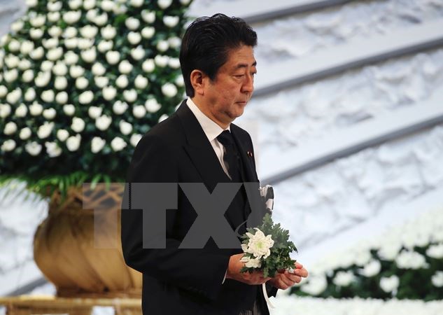 Thủ tướng Nhật Bản Shinzo Abe tưởng niệm các nạn nhân thảm họa động đất sóng thần năm 2011 tại Đài tưởng niệm quốc gia ở Tokyo ngày 11-3. (Nguồn: Kyodo/TTXVN)