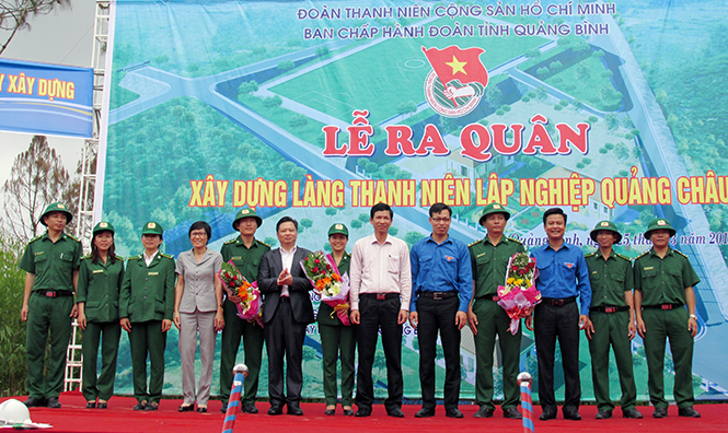 Các đồng chí lãnh đạo tỉnh tặng hoa cho thanh niên xung phong tham gia dự án làng thanh niên lập nghiệp Quảng Châu.