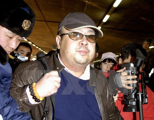 Người đàn ông được cho là Kim Jong-nam (giữa) tại sân bay Bắc Kinh, Trung Quốc ngày 11/2/2007. (Nguồn: AFP/TTXVN)