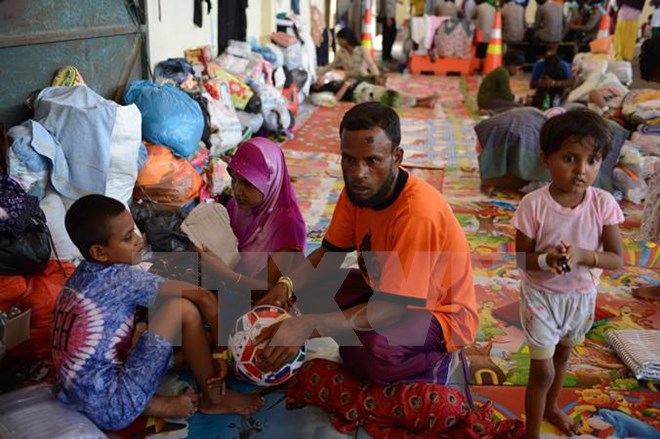 Người di cư Rohingya từ Myanmar tại cảng Langsa ở Aceh, Indonesia ngày 18-5-2015 khi được đưa vào bờ sau nhiều ngày lênh đênh trên biển. (Nguồn: AFP/TTXVN)
