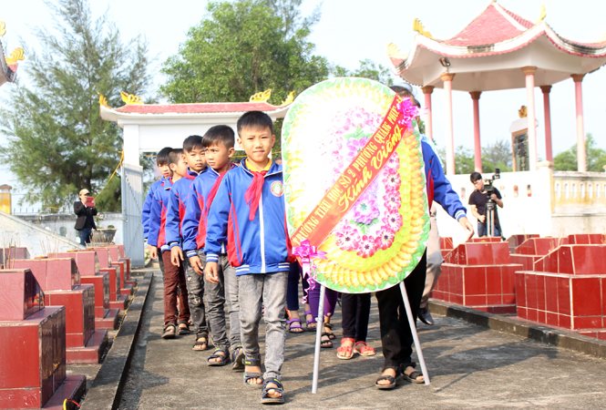 Các cháu học sinh TH phường Quảng Phúc vào đặt vòng hoa tưởng nhớ các anh hùng liệt sỹ Gạc Ma