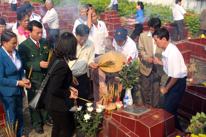 Và cùng nhau thắp nén tâm hương lên phần mộ Anh hùng liệt sỹ Trần Văn Phương