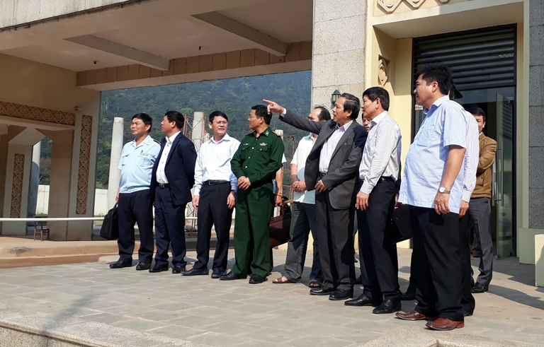 Đồng chí Hoàng Đăng Quang, Ủy viên Trung ương Đảng, Bí thư Tỉnh ủy, Chủ tịch HĐND tỉnh kiểm tra tình hình tại Cửa khẩu Quốc tế Cha Lo