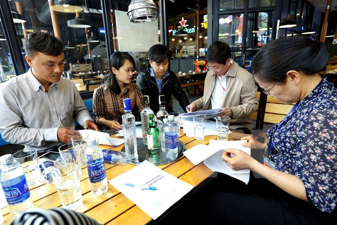 Đoàn kiểm tra an toàn thực phẩm và rượu tại một nhà hàng kinh doanh ăn uống ở quận Hai Bà Trưng, sáng 14-3. (Ảnh: Dương Ngọc/TTXVN)