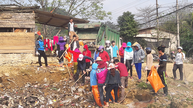 Người dân huyện Minh Hóa tích cực tham gia vệ sinh môi trường.