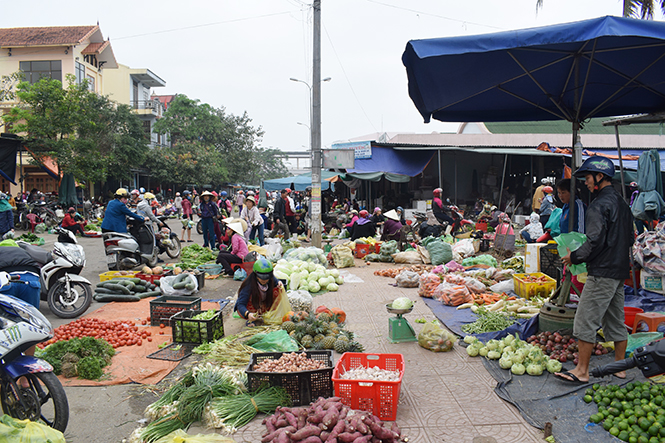 Khu vực buôn bán sỉ mặt hàng rau, củ được nhập về từ các nơi tại chợ Đồng Hới.
