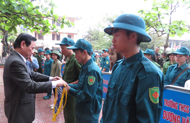 Đồng chí Đinh Quý Nhân, Tỉnh uỷ viên, Giám đốc Sở Giáo dục - Đào tạo, Trưởng Ban tổ chức trao cờ lưu niệm cho các đoàn tham dự hội thao.