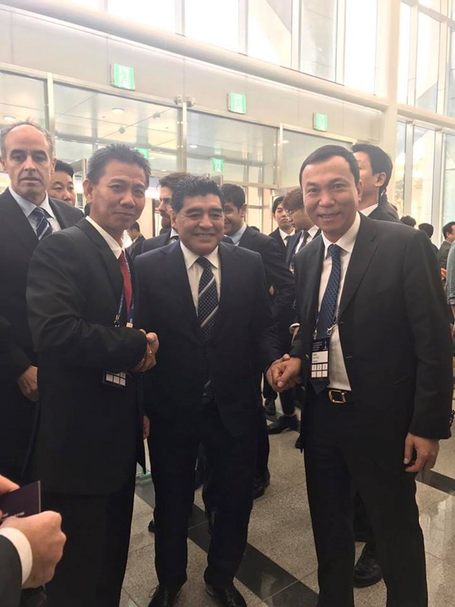  Phó chủ tịch VFF Trần Quốc Tuấn và HLV Hoàng Anh Tuấn cùng chụp ảnh lưu niệm với huyền thoại bóng đá Argentina Diego Maradona tại lễ bốc thăm.