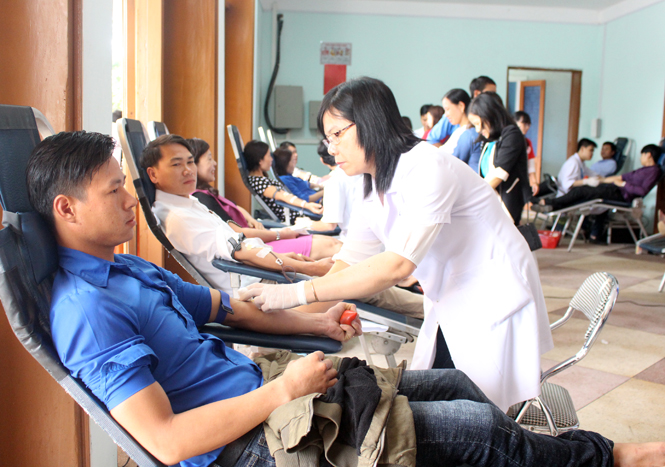 Đông đảo cán bộ, công chức, ĐVTN huyện Bố Trạch tham gia hiến máu.