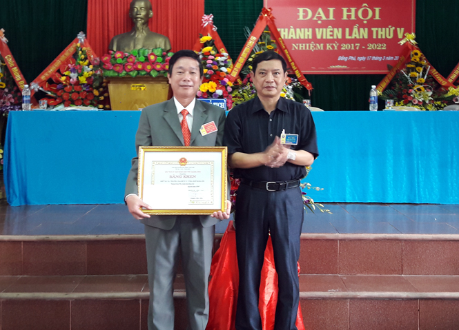 HTX Thương mại dịch vụ tổng hợp Đồng Phú đón nhận bằng khen của UBND tỉnh.