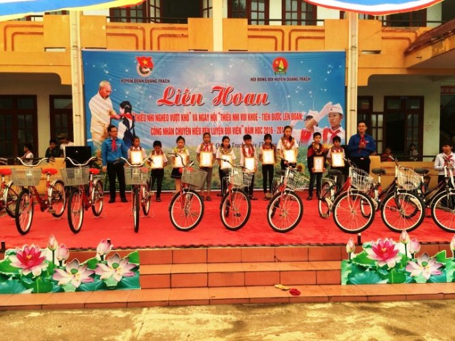  Trao 10 chiếc xe đạp cho các em học sinh có hoàn cảnh khó khăn chưa có phương tiện đến trường