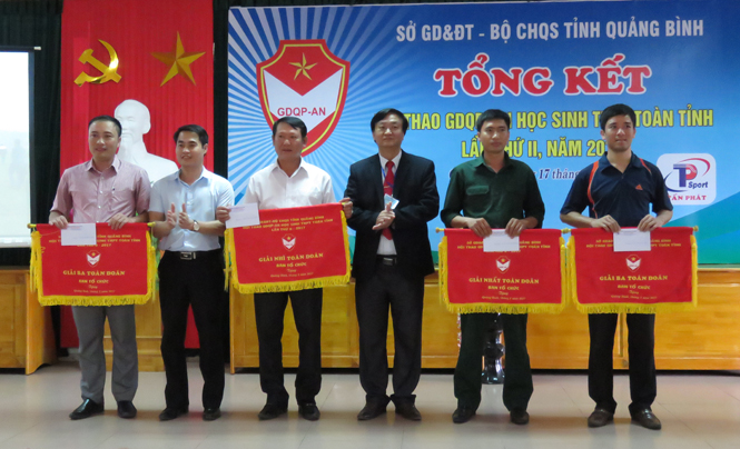Ban tổ chức trao giải nhất, nhì, ba cho các trường THPT đoạt giải nhất toàn đoàn.