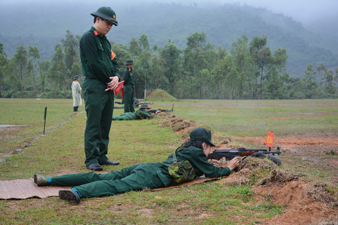 Bắn súng AK bài 1b tại Trường bắn T92 của Bộ chỉ huy quân sự tỉnh.