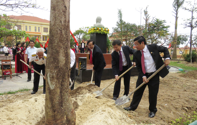 Ngay sau lễ khánh thành đồng chí Chủ tịch UBND tỉnh đã trồng cây lưu niệm tại khuôn viên đặt tượng Đại tướng võ Nguyên Giáp.