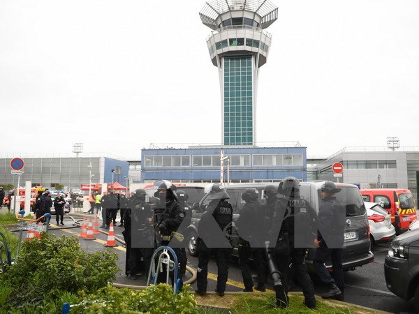 Cảnh sát chống bạo động Pháp được triển khai tại sân bay Orly sau vụ việc ngày 18-3. (Ảnh: AFP/TTXVN)