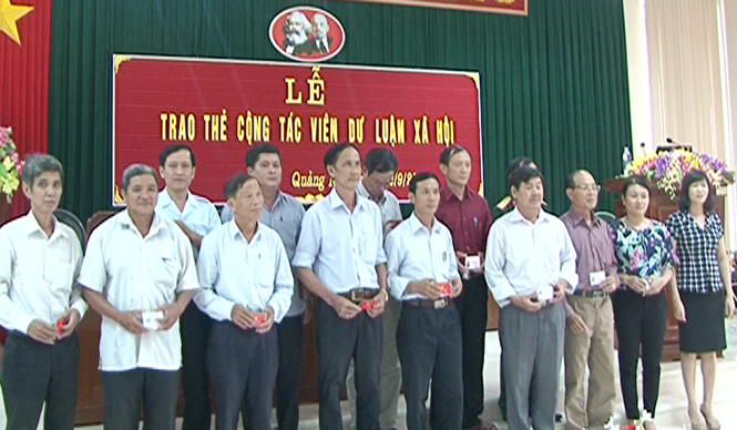 Ban Tuyên giáo Huyện ủy Quảng Ninh trao thẻ cho các CTV dư luận xã hội.