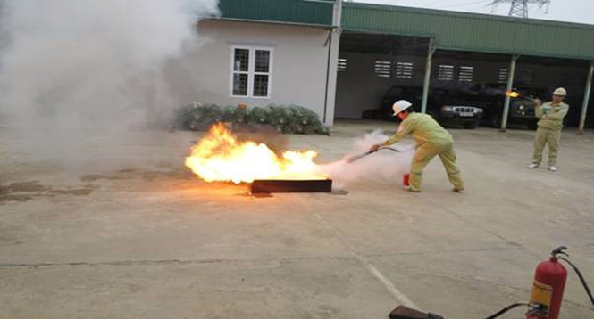 CBCNV Truyền tải điện Quảng Bình đang thực hành huấn luyện PCCC.