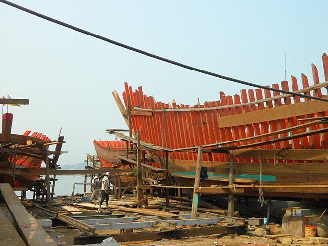 Người dân vùng giáo phường Quảng Phúc đầu tư đóng mới tàu thuyền đánh bắt hải sản xa bờ.