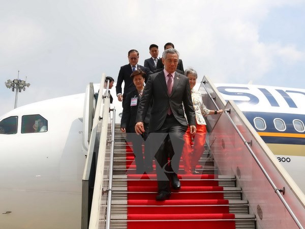 Thủ tướng Singapore Lý Hiển Long cùng Phu nhân đến sân bay Tân Sơn Nhất, Thành phố Hồ Chí Minh. (Ảnh: Thanh Vũ/TTXVN)